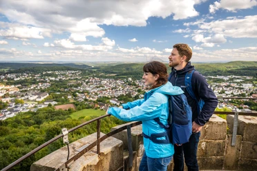 Bad Driburg-Kaiser-Karls-Turm-Teutoburger-Wald-Tourismus-D-Ketz-071.jpg Zwei Wanderer mit Rucksack auf dem Kaiser Karls Turm Bad Driburg