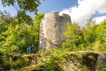 Bad Driburg-Iburg-Teutoburger-Wald-Tourismus-D-Ketz-061.jpg Wanderer mit Rucksack vor der Iburg in Bad Driburg