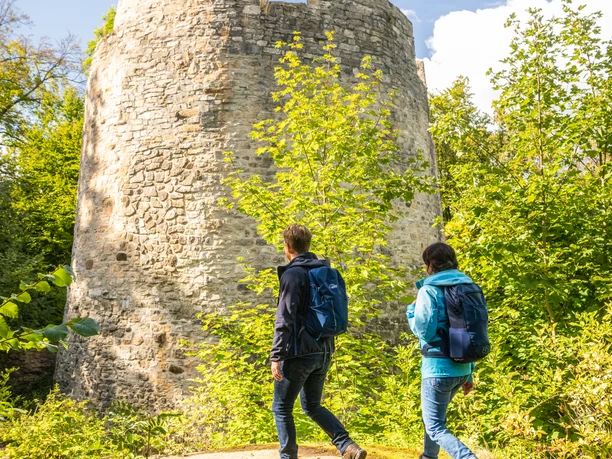 Ein Mann und eine Frau vor der Iburg bei Bad Driburg