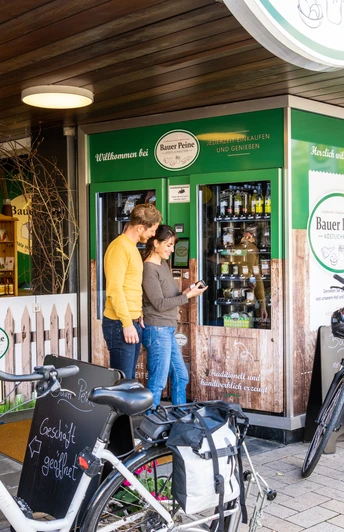 Ein Mann und eine Frau vor dem Laden von Bauer Peine in Bad Driburg