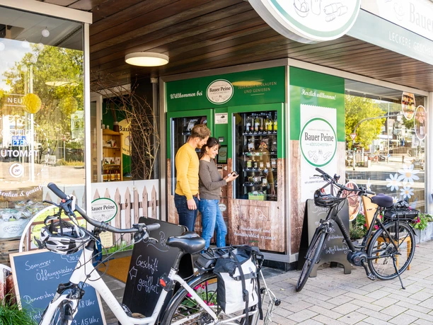 Bad Driburg-Bauer Peine-Teutoburger-Wald-Tourismus-D-Ketz-060.jpg Ein Mann und eine Frau vor dem Laden von Bauer Peine in Bad Driburg