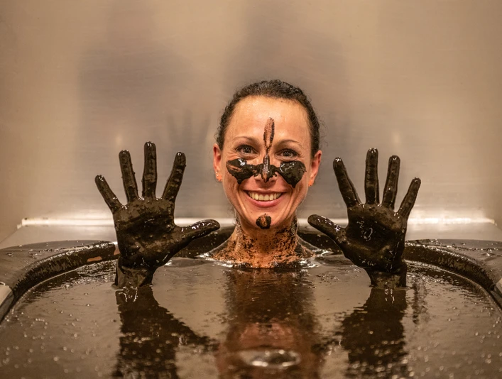 Bad Driburg-Gräflicher Park-Moorbad-Teutoburger-Wald-Tourismus-D-Ketz-042.jpg Eine Frau mit Moor an den Händen und im Gesicht im Moorbad im Gräflichen Park in Bad Driburg