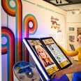 Espelkamp-Schloss Benkhausen-Automatenmuseum-Teutoburger-Wald-Tourismus-D-Ketz-074.jpg Museumsbesucher interagieren mit einem digitalen Bildschirm, das das Wirken von Musikikonen zeigt.