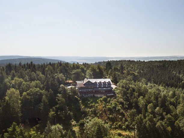 Augustusberg - Hotel & Restaurant.jpg Hotel Augustusberg im Grünen, umgeben von dichten Wäldern, bietet einen weiten Blick über das Erzgebirge.