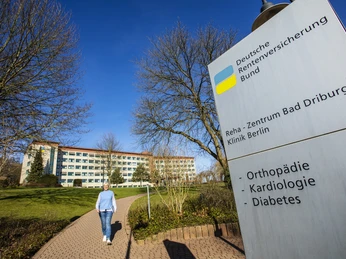 Klinik Berlin Bad Driburg Eingebettet in eine grüne Umgebung erhebt sich das Reha-Zentrum Bad Driburg bei strahlend blauem Himmel.