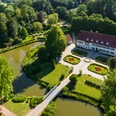 Preußisch Oldendorf-Kurensemble Bad Holzhausen-Teutoburger-Wald-Tourismus-D-Ketz-099 - Kopie-CC-BY-SA.jpg Luftaufnahme eines historischen Herrenhauses mit weitläufigem Garten und Wassergräben in Preußisch Oldendorf.
