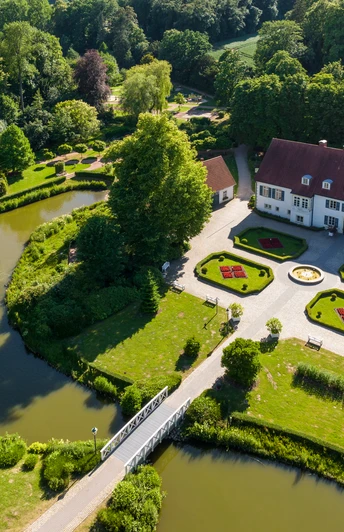 Preußisch Oldendorf-Kurensemble Bad Holzhausen-Teutoburger-Wald-Tourismus-D-Ketz-099 - Kopie-CC-BY-SA.jpg Luftaufnahme eines historischen Herrenhauses mit weitläufigem Garten und Wassergräben in Preußisch Oldendorf.