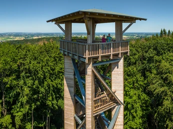 Preußisch Oldendorf-Wiehenturm-Teutoburger-Wald-Tourismus-D-Ketz-077.jpg Ein hölzerner Aussichtsturm erhebt sich über dichtem Wald, Menschen genießen den weiten Ausblick.