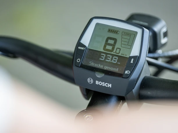 Preußisch Oldendorf-Mittellandkanal-Teutoburger-Wald-Tourismus-D-Ketz-096.jpg Nahaufnahme eines Bosch E-Bike-Displays, zeigt Geschwindigkeit und Strecke bei sonnigem Tag.