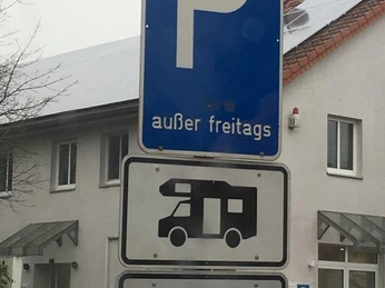 Hinweisschild Wohnmobilstellplatz Beverstedt.jpg