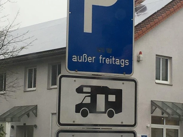 Hinweisschild Wohnmobilstellplatz Beverstedt.jpg