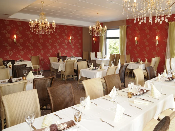 Bild 211.jpg Festlich eingerichtetes Restaurant mit eleganten Kronleuchtern, gedeckten Tischen und Fensterblick.