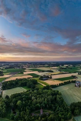 Stemberg-Stiftsort Levern-Teutoburger-Wald-Tourismus-D-Ketz-256.jpg Luftaufnahme einer weitläufigen, grünen Landschaft in der Umgebung von Stemwede bei Sonnenuntergang.