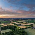 Stemberg-Stiftsort Levern-Teutoburger-Wald-Tourismus-D-Ketz-256.jpg Luftaufnahme einer weitläufigen, grünen Landschaft in der Umgebung von Stemwede bei Sonnenuntergang.