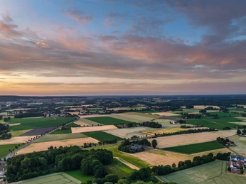 Stemberg-Stiftsort Levern-Teutoburger-Wald-Tourismus-D-Ketz-256.jpg Luftaufnahme einer weitläufigen, grünen Landschaft in der Umgebung von Stemwede bei Sonnenuntergang.