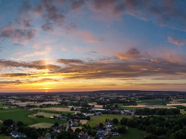 Stemberg-Stiftsort Levern-Teutoburger-Wald-Tourismus-D-Ketz-258.jpg Sonnenuntergang über dem ländlichen Stemwede mit weiten Feldern und verstreuten Siedlungen.