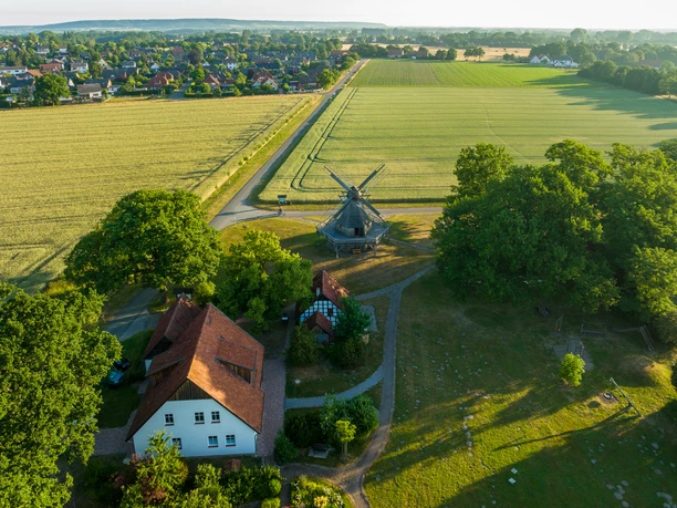 Stemwede-Mühlenensemble Levern-Teutoburger-Wald-Tourismus-D-Ketz-019.jpg Luftaufnahme einer historischen Mühle umgeben von Grünflächen und Feldern in Stemwede, Deutschland.