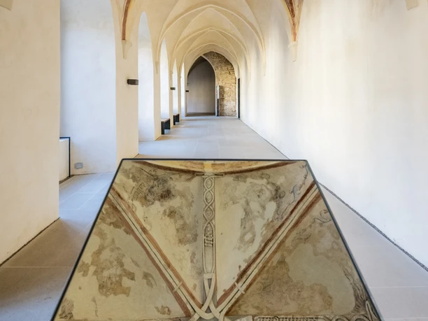Lichtenau-Kloster Dalheim-Teutoburger-Wald-Tourismus-D-Ketz-083-CC-BY-SA.jpg Gotischer Kreuzgang in einem Kloster mit bemalten Gewölben und spiegelndem Glaselement im Vordergrund.