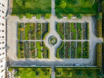 Lichtenau-Kloster Dalheim-Teutoburger-Wald-Tourismus-D-Ketz-071-CC-BY-SA.jpg Luftaufnahme eines rechteckigen Barockgartens mit symmetrischen Beeten und einem zentralen Brunnen.