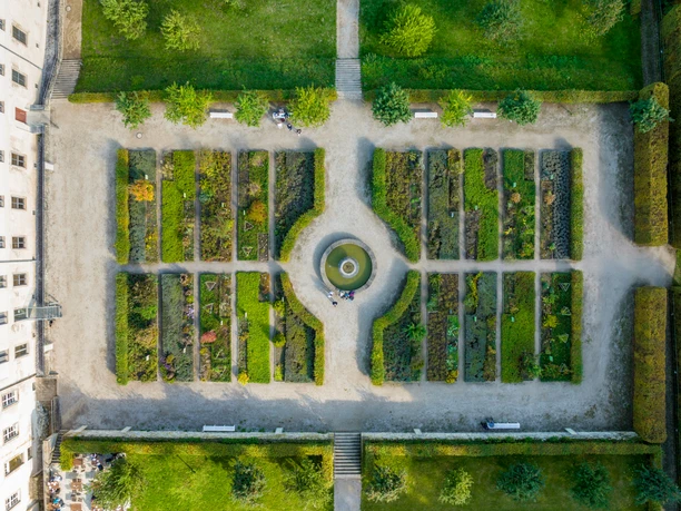 Lichtenau-Kloster Dalheim-Teutoburger-Wald-Tourismus-D-Ketz-071-CC-BY-SA.jpg Luftaufnahme eines rechteckigen Barockgartens mit symmetrischen Beeten und einem zentralen Brunnen.