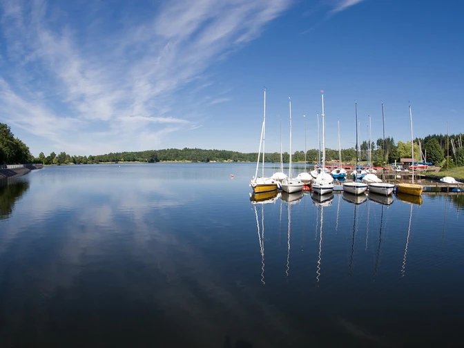 Losheimer Stausee mit Segelhafen