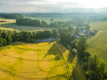 Lage-Hoerster Egge-Teutoburger-Wald-Tourismus-D-Ketz-013.jpg Weite Felder und Wälder unter bewölktem Himmel in ländlicher, idyllischer Umgebung bei Sonnenuntergang.