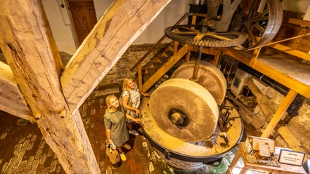 Bad-Oeynhausen-Wassermühle Bergkirchen Holzhausen-Teutoburger-Wald-Tourismus-D-Ketz-055.jpg Zwei Frauen stehen in der Wassermühle Bergkirchen und schauen hinauf