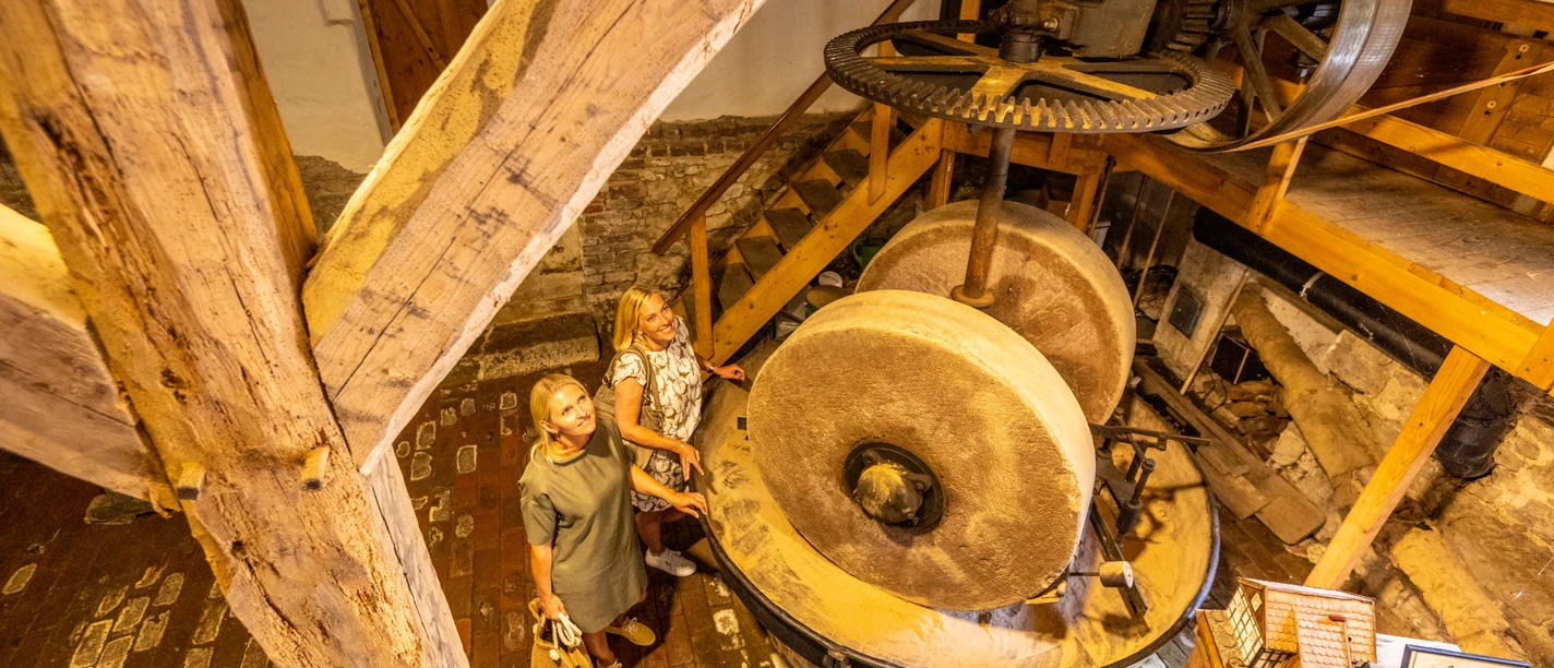 Bad-Oeynhausen-Wassermühle Bergkirchen Holzhausen-Teutoburger-Wald-Tourismus-D-Ketz-055.jpg Zwei Frauen stehen in der Wassermühle Bergkirchen und schauen hinauf