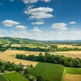 Bad-Oeynhausen-Wassermühle Bergkirchen Holzhausen-Teutoburger-Wald-Tourismus-D-Ketz-065.jpg Weite, grüne Felder und Hügel, blauer Himmel mit Wolken, idyllische Landschaft in Bad Oeynhausen.