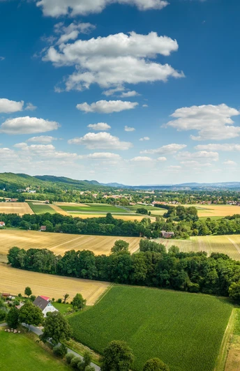 Bad-Oeynhausen-Wassermühle Bergkirchen Holzhausen-Teutoburger-Wald-Tourismus-D-Ketz-065.jpg Weite, grüne Felder und Hügel, blauer Himmel mit Wolken, idyllische Landschaft in Bad Oeynhausen.