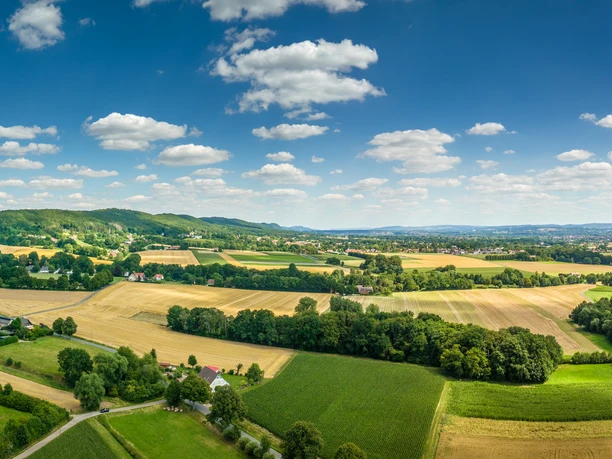 Bad-Oeynhausen-Wassermühle Bergkirchen Holzhausen-Teutoburger-Wald-Tourismus-D-Ketz-065.jpg Weite, grüne Felder und Hügel, blauer Himmel mit Wolken, idyllische Landschaft in Bad Oeynhausen.