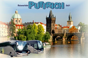Reiseverkehr Puttrich Zwei silberne Reisebusse vor einer historischen Stadtansicht mit Brücke und Türmen, darüber der Schriftzug "Reiseverkehr Puttrich GmbH".