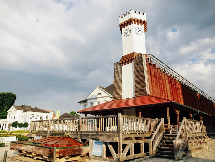 Gradierwerke Uhrenturm mit Kneipp-Armbecken