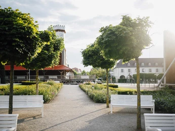 Blick vom Rosengarten aufs Gradierwerk Uhrenturm