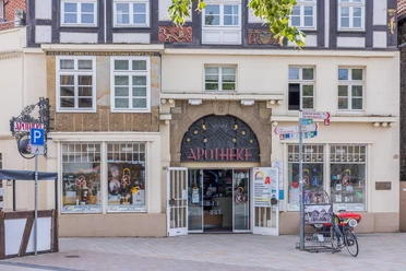 Historische Fassade der Brandes’schen Apotheke mit geöffnetem Eingang in Bad Salzuflen