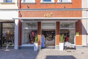 Schaufenster und Eingang von oh! Shoes and more in einer roten Backsteinfassade