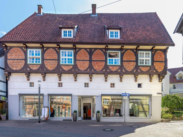 Fachwerkhaus mit Schaufenstern des Geschäfts Mode & Wohnen in Bad Salzuflen