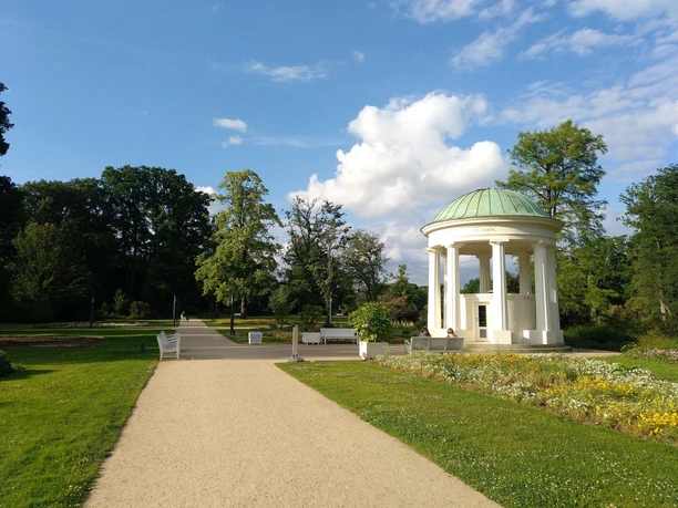 Leopoldsprudel-Pavillon mit grüner Kuppel im Kurpark Bad Salzuflen