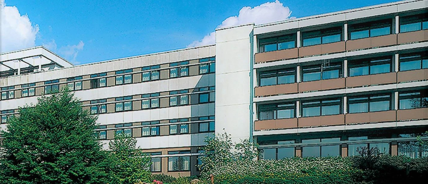 Reha-Klinik Lipperland mit mehrstöckiger Fassade, Rasenfläche und Bäumen