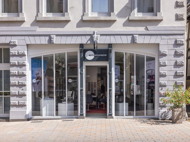 Fassade von Optik Schumacher mit großen Schaufenstern und Eingang in Bad Salzuflen
