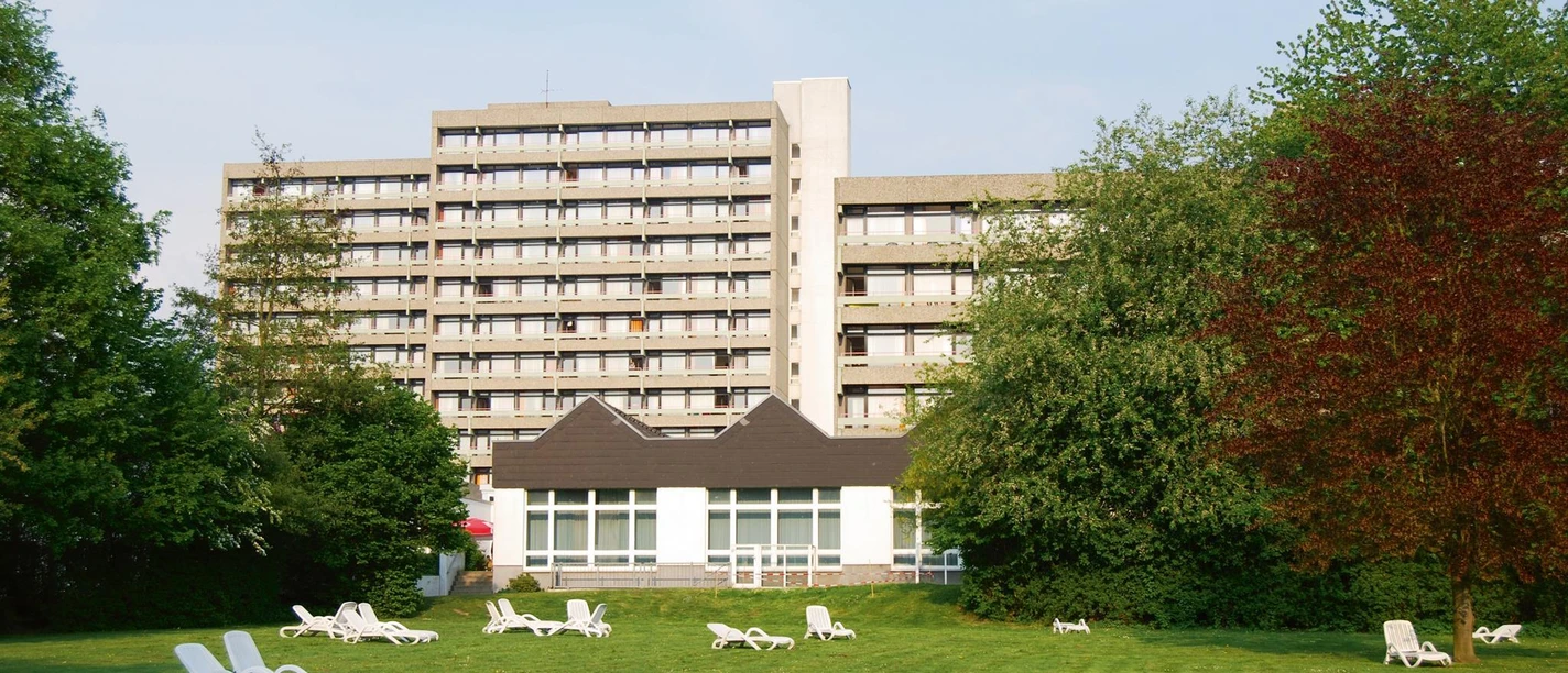MEDIAN Klinik am Burggraben mit Liegewiese und Bäumen in Bad Salzuflen