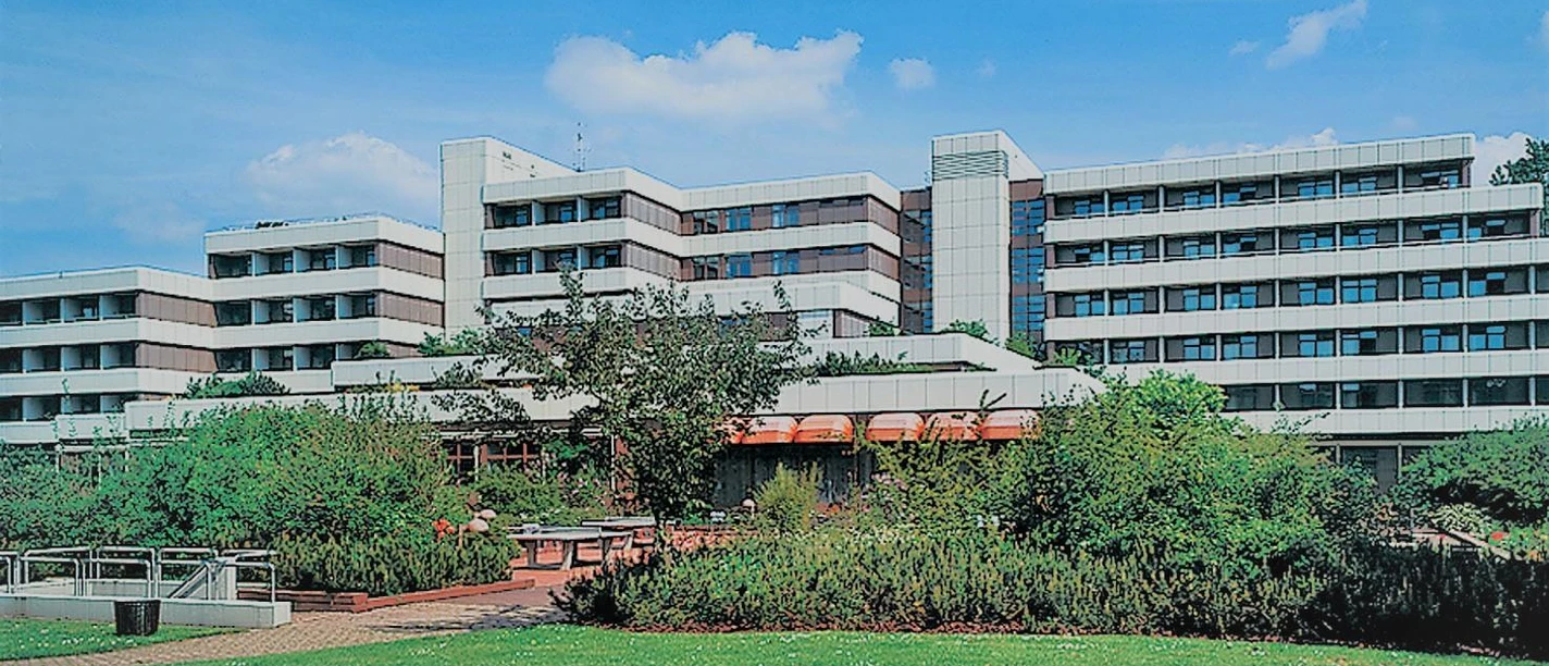 Klinik am Lietholz mit Gartenanlage und Rasenfläche vor blauem Himmel