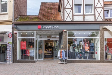 Street One Modegeschäft mit Schaufenstern, Kleidung und Fachwerkfassade in Bad Salzuflen