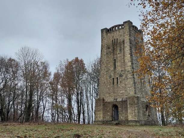 Bismarckturm Bad Salzuflen aus Naturstein zwischen herbstlichen Bäumen