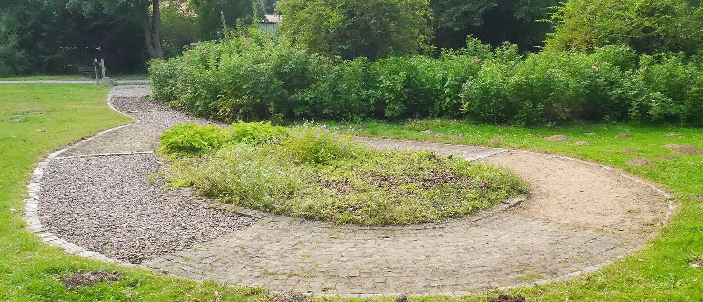 Barfußpfad im Landschaftsgarten