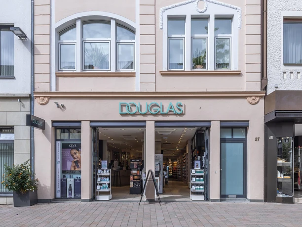 Eingang der Parfümerie Douglas mit Schaufenstern in einer Fußgängerzone