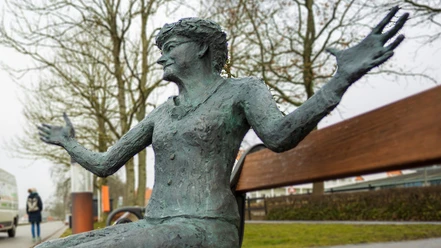 Inge-Adriansens-Bænk-Forundringsparat-i-Sønderborg-closeup