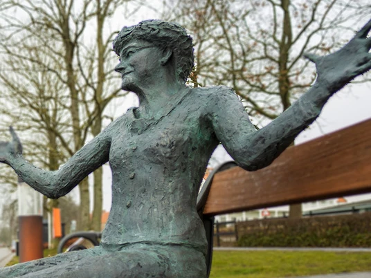 Inge-Adriansens-Bænk-Forundringsparat-i-Sønderborg-closeup