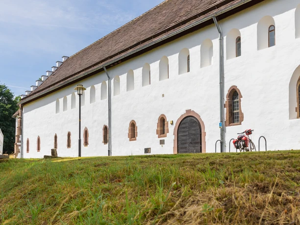 Höxter-Brenkhausen-Kloster-Teutoburger-Wald-Tourismus-A-Röser-050.jpg <p>Längliches, weißes Gebäude mit gotischen Fenstern und Personen davor; grüne Wiese im Vordergrund.</p>