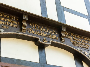 Detailaufnahme einer historischen Fachwerkfassade in Bad Gandersheim mit Inschrift "Widukind-Gedächtnisstätte".
